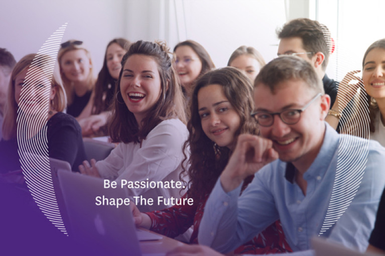 Étudiants NEOMA souriants en salle de classe avec ordinateurs, motivés à construire leur avenir