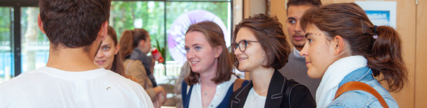 Étudiants échangeant lors d’un événement dédié à la responsabilité sociétale des entreprises chez NEOMA