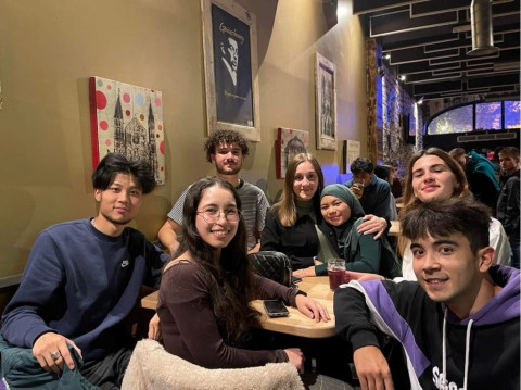 Étudiants NEOMA partageant un moment convivial dans un bar à Reims